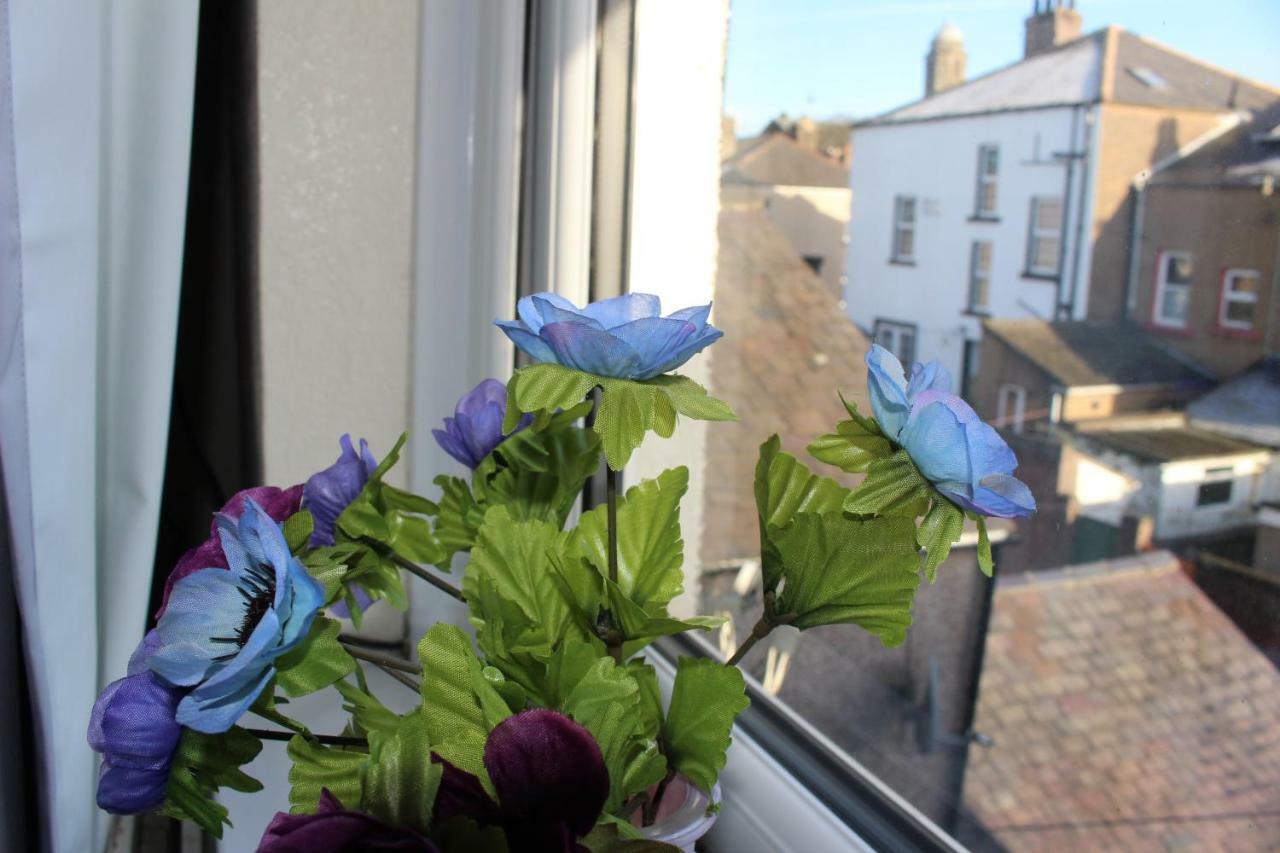 John St Town House - Self Catering - Guesthouse Style - Great Value Family And Double Rooms ワーキントン エクステリア 写真